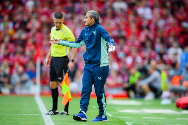 Ernesto Valverde protesta en el partido ante el Liverpool en Anfield (Foto: Athletic Club).