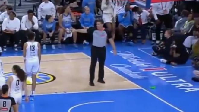 El árbitro deteniendo el partido de la WNBA por el lanzamiento de un consolador (Fuente: redes soc