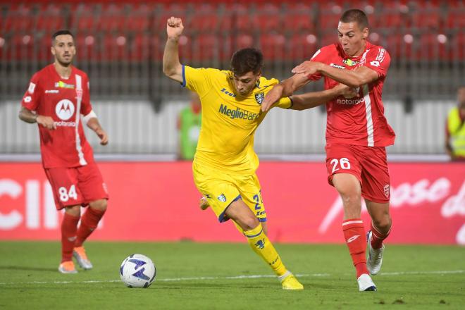 Luca Moro pugna por un balón. (Foto: Cordon Press)