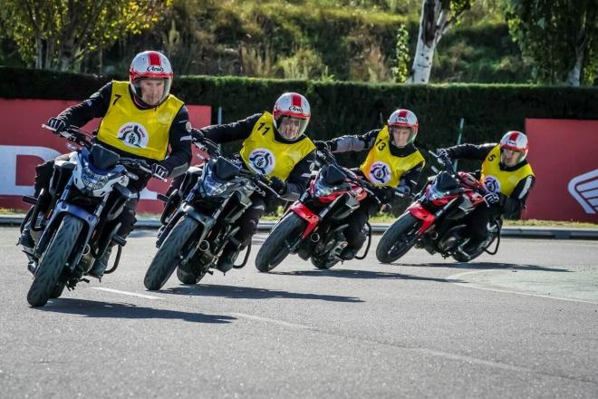 Alumnos en el Honda Instituto de Seguridad.