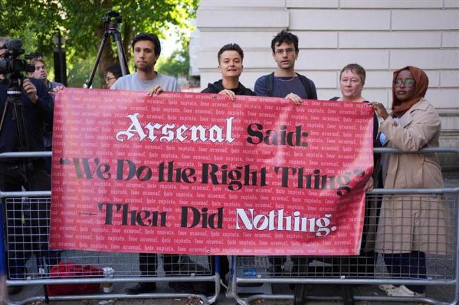 Protestas contra Thomas Partey a su llegada a la Corte de Londres (Europa Press)