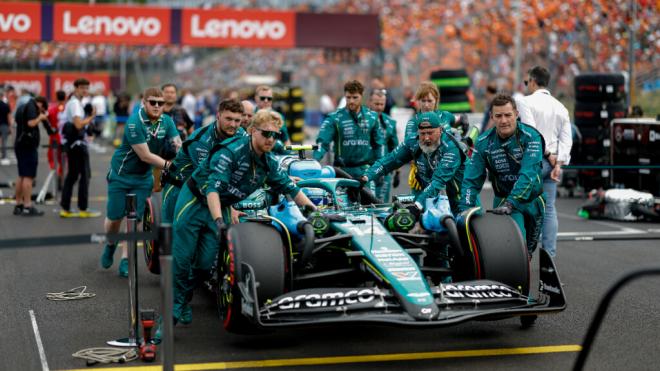 Fernando Alonso y los ingenieros de Aston Martin en el GP de Hungría (Europa Press)