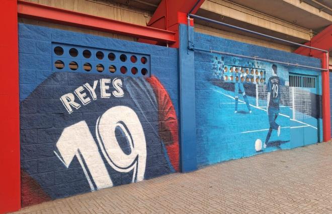 Mural en honor a José Antonio Reyes en el Francisco de la Hera (Foto: CD Extremadura).