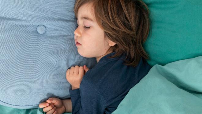 Niño durmiendo profundamente (Foto: Freepik)