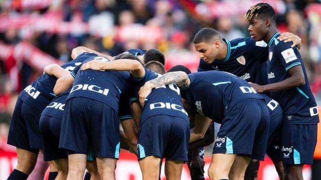 Piña del equipo en pretemporada ante el Liverpool en Anfield (Foto: Athletic Club).