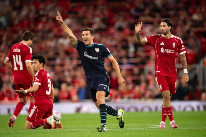 Dani Vivian, en pretemporada ante el Liverpool en Anfield (Foto: Athletic Club).
