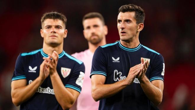 Dani Vivian aplaude en pretemporada ante el Liverpool en Anfield (Foto: Athletic Club).