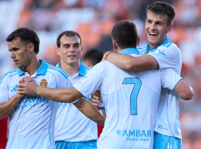 Soberón celebra un gol con sus compañeros (FOTO: Real Zaragoza).