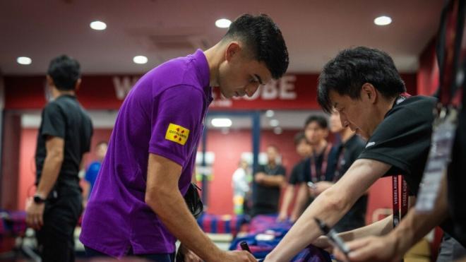 Pedri firmando camisetas (Europa Press)