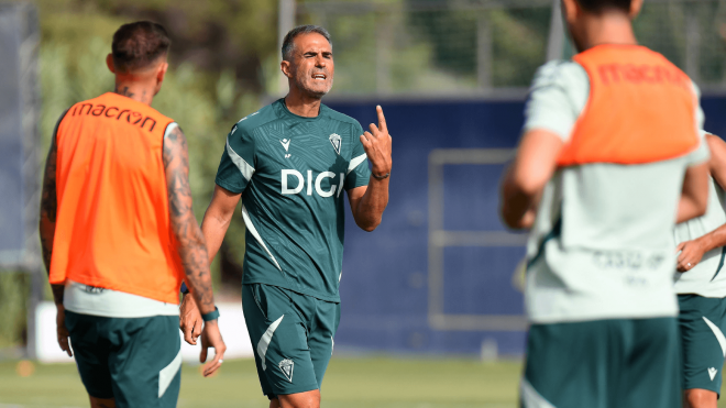 Gaizka Garitano, en un entrenamiento del Cádiz (Foto: CCF).