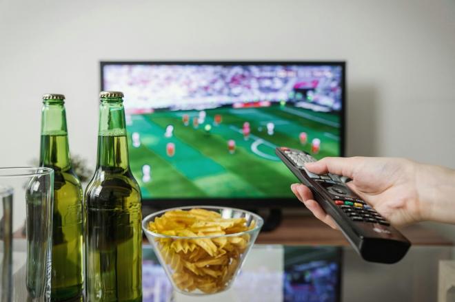 Un aficionado viendo un partido de fútbol por televisión (Foto: pixabay).