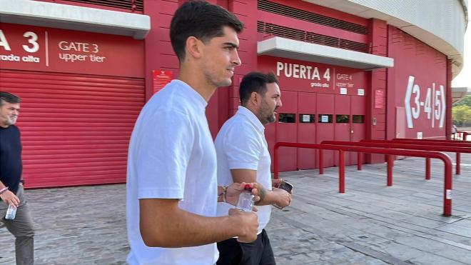 Juanlu abandona el Sánchez-Pizjuán (Foto: Kiko Hurtado).