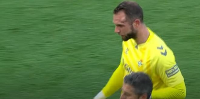 Pau López tuvo que pedir el cambio contra el Como 1907.