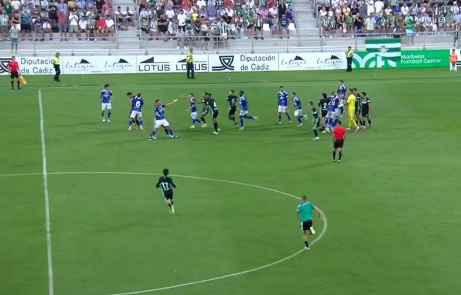 Imagen de la tangana entre Real Betis y Como 1907.