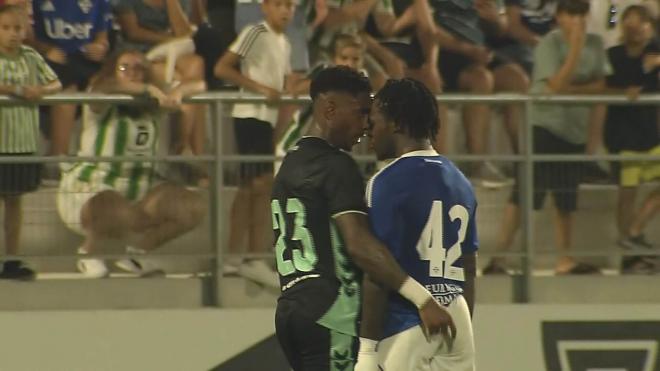 Junior Firpo y Jayden Addai protagonizan un conato de pelea en el Ciudad de La Línea.