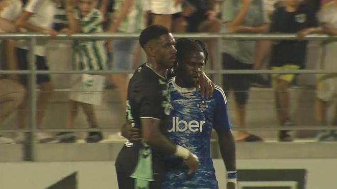 Reconciliación de Junior y Jayden tras el conato de pelea.