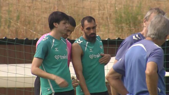Borja Iglesias, entrenando con el Betis.