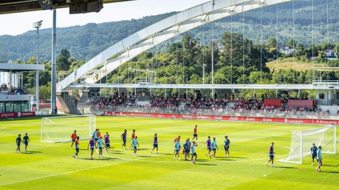 Entrenamiento a puerta abierta este jueves bajo el arco con los aficionados en Lezama (Foto: Athletic Club).