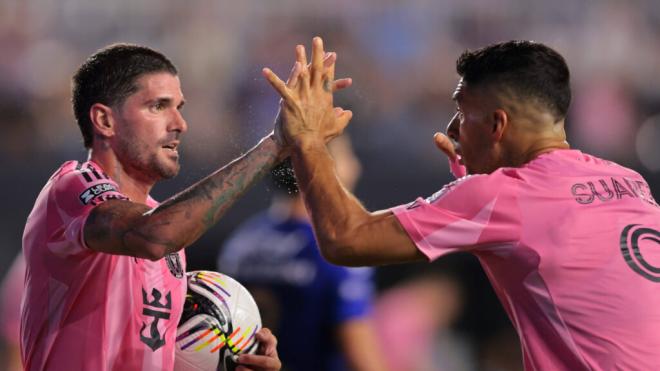 Rodrigo de Paul y Luis Suárez (Fuente: Cordon Press)