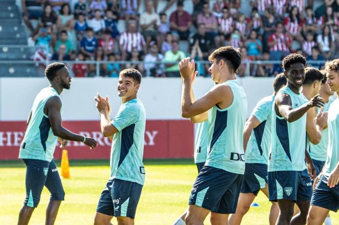 Aplausos tras el entrenamiento a puerta abierta con los aficionados en Lezama (Foto: Athletic Club)
