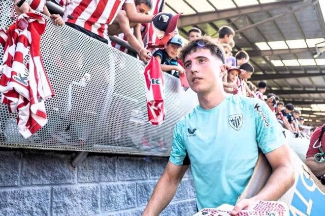 Mikel Jauregizar, en un entrenamiento abierto con los aficionados en Lezama (Foto: Athletic Club).