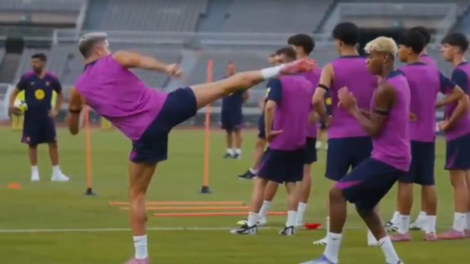 Lewandowski y Lamine Yamal peleándose en el entrenamiento (X: @FCBarcelona_es)