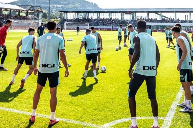 Entrenamiento a puerta abierta con los aficionados en Lezama (Foto: Athletic Club).