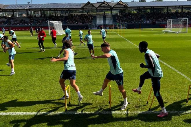 Entrenamiento del primer equipo con público este jueves bajo el calor de agosto en Lezama (Foto: ElDesmarque).