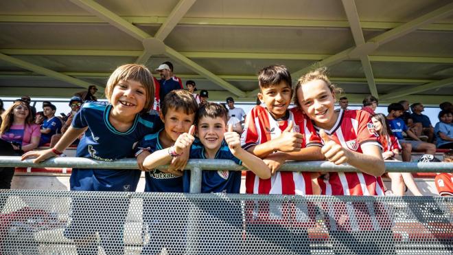 Niños felices en el entrenamiento a puerta abierta con los aficionados en Lezama (Foto: Athletic Club).