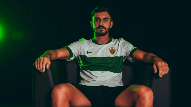 Víctor Chust posa como nuevo jugador del Elche (Foto: ECF).