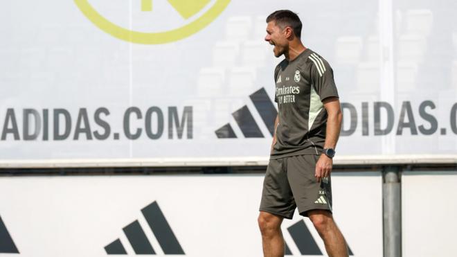 Xabi Alonso durante un entrenamiento (X: @realmadrid)