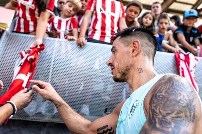 Yuri Berchiche en un entrenamiento con los aficionados en Lezama (Foto: Athletic Club).