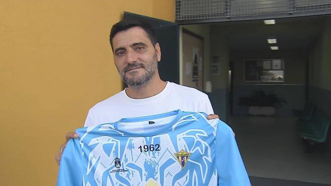 Dani Güiza posa con la camiseta del Rayo Sanluqueño
