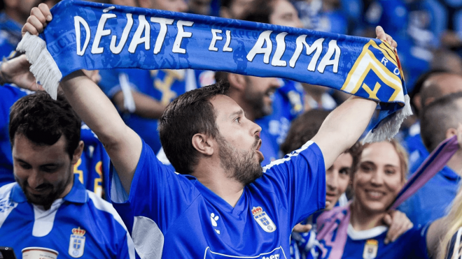 Aficionados del Real Oviedo, en el Carlos Tartiere (Foto: RO).