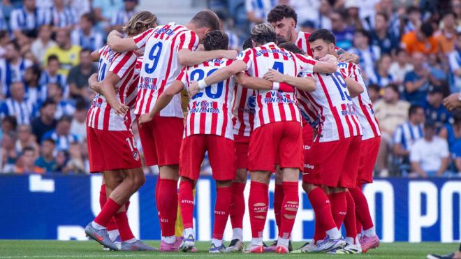Los jugadores del Atlético de Madrid antes del partido contra el Oporto (Fuente: Cordon Press)