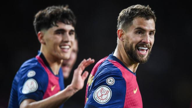 Iñigo Martínez y Pau Cubarsí en un partido con el Barça (Cordon Press)