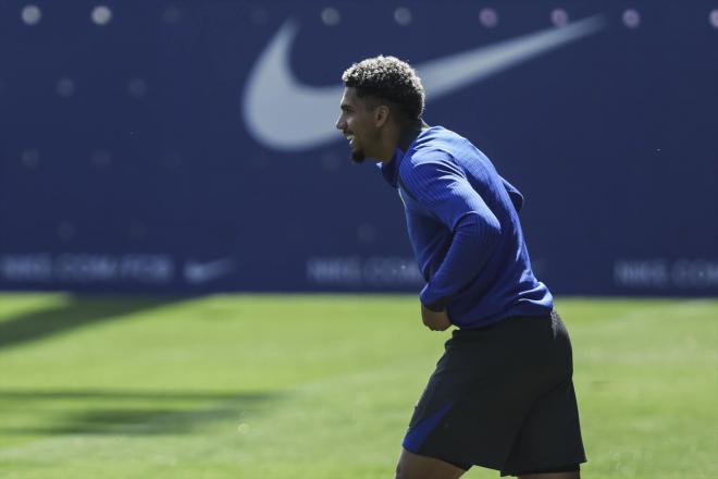 Ronald Araújo, entrenando con el FC Barcelona (Europa Press)