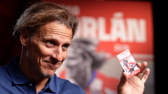 Diego Forlán con el abono del Atlético de Madrid (Fuente: Atleti)