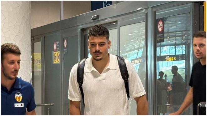 Filip Ugrinic, en el aeropuerto de Valencia. (X)