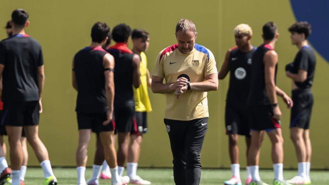 Hansi Flick en un entrenamiento (Europa Press)