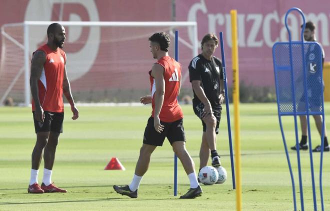 Matías Almeyda, observando a Adriá Pedrosa (Foto: Kiko Hurtado).