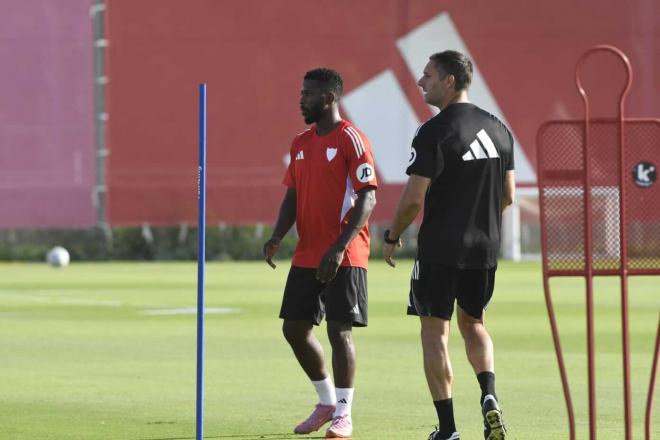 Guido Bonini, junto a Kelechi Iheanacho, en la sesión del viernes (Foto: Kiko Hurtado).