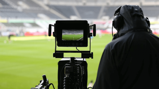 Una cámara de televisión, en un estadio (Foto: EFE).