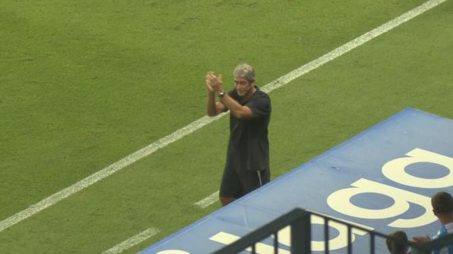 Manuel Pellegrini devuelve el cariño de La Rosaleda tras recibir la ovación.