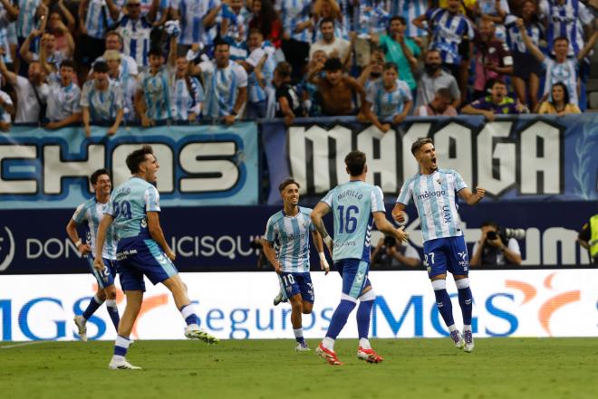 Celebración de un tanto del Málaga ante el Betis (Foto: EFE).