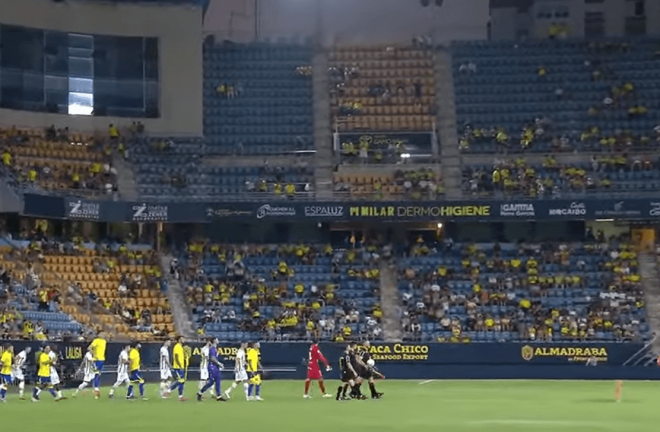 Así lucía el Nuevo Mirandilla en la salida de jugadores en el Cádiz-Córdóba.