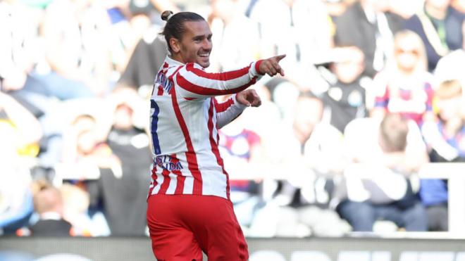 Antoine Griezmann celebra uno de los goles del Atlético (foto: EFE)