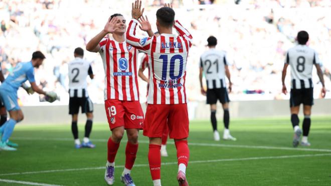 Julián Álvarez y Álex Baena celebran el primer gol del Atlético (foto: EFE).