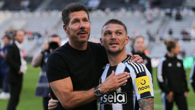 Diego Simeone y Kieran Trippier se saludan tras el Newcastle-Atlético (foto: Trippier insta).