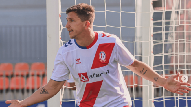 Gianluca Simeone celebra un gol con el Rayo Majadahonda.
